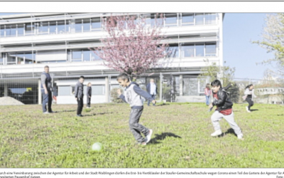 Grundschulkinder spielen im Garten der Agentur für Arbeit