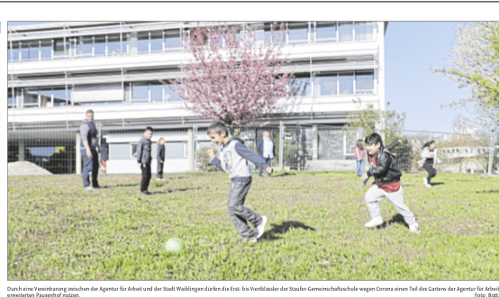 Grundschulkinder spielen im Garten der Agentur für Arbeit